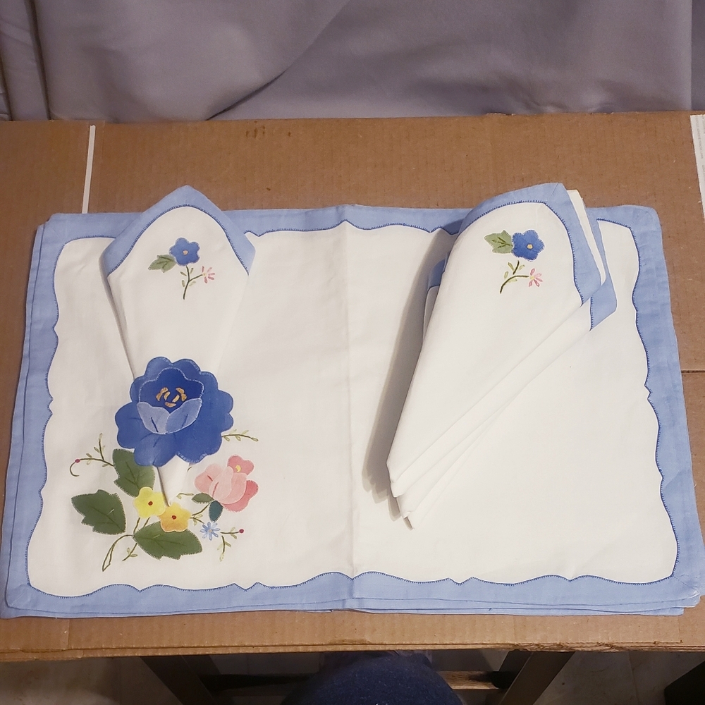 Vintage Handmade Cotton Embroidered Appliqued Flowers 4 Placemats + 4 Napkins
